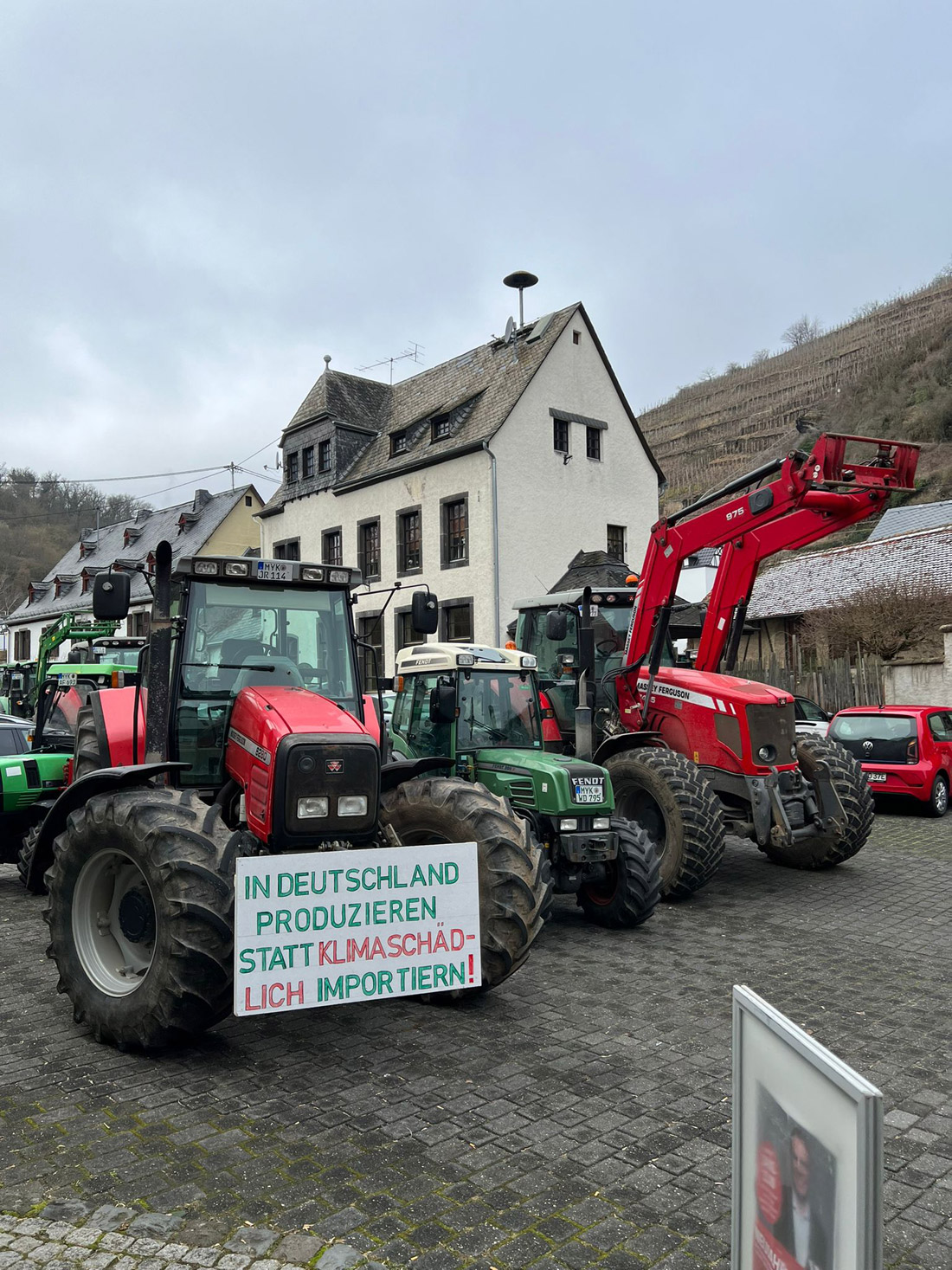 Mit einer Demo begrüßten die ortsansässigen Landwirte die Gäste 
