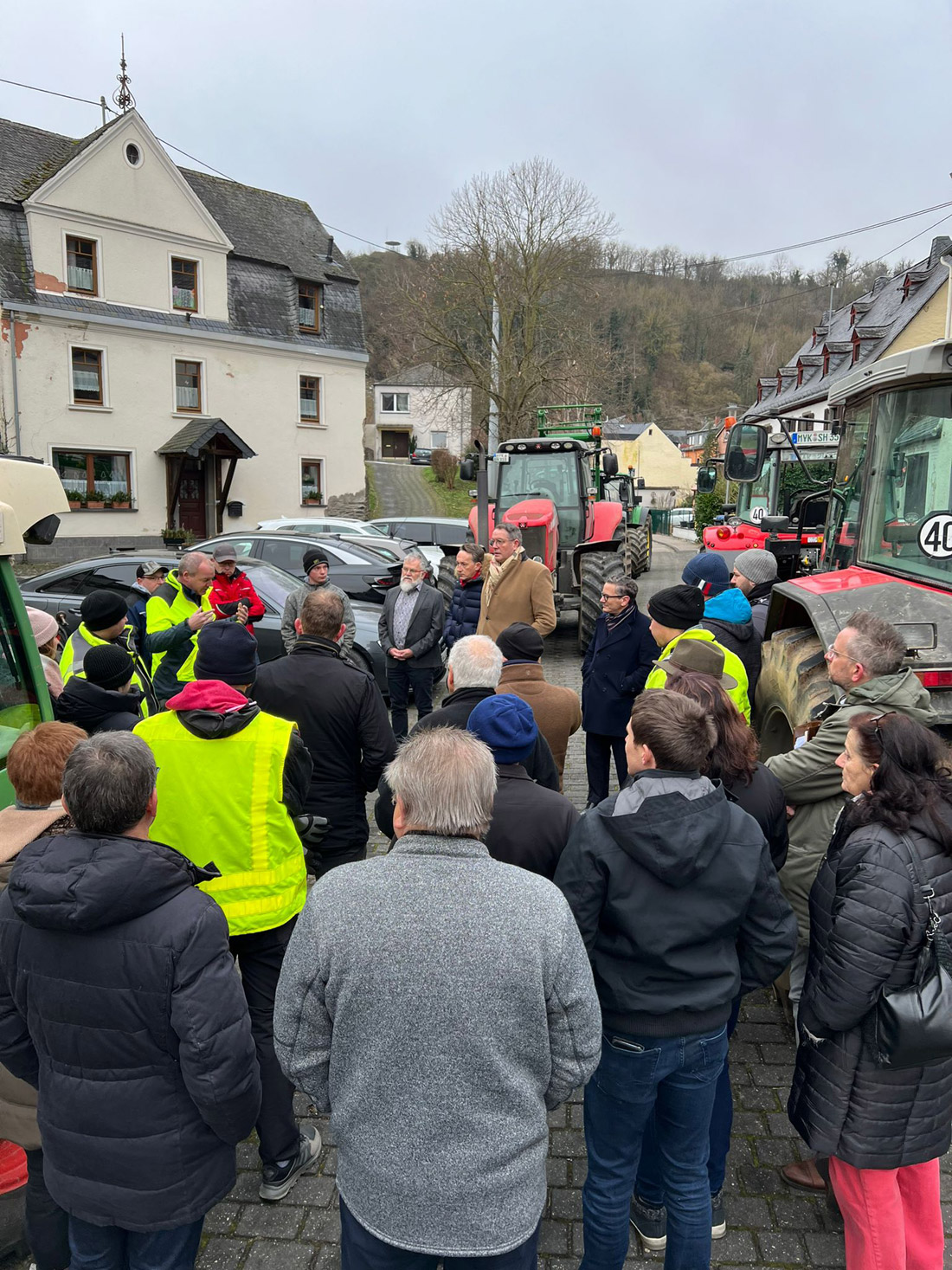 Alexander Schweitzer, Thorsten Rudolph und Marc Ruhland im Gespräch mit den demonstierenden Landwirten.