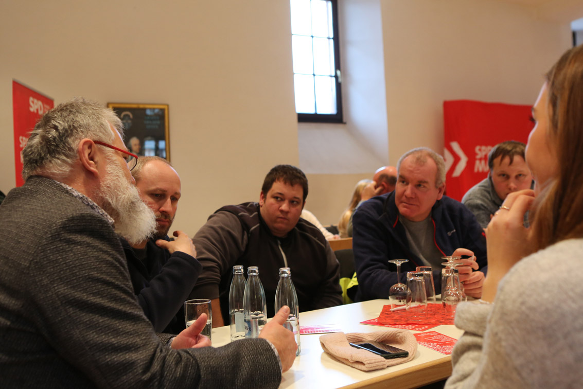Mathias Knerr im Gespräch mit den Landwirten