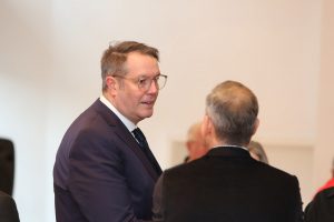 Staatsminister Alexander Schweitzer im Gespräch mit einem Tischnachbarn