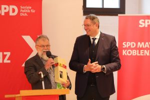 Mathias Knerr bedankt sich bei Staatsminister Alexander Schweitzer fürs Kommen